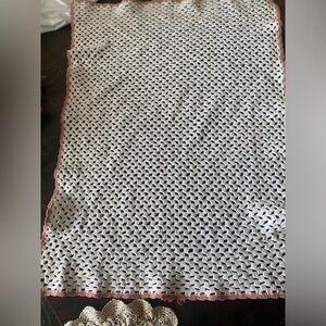 White and cream colored doilies.